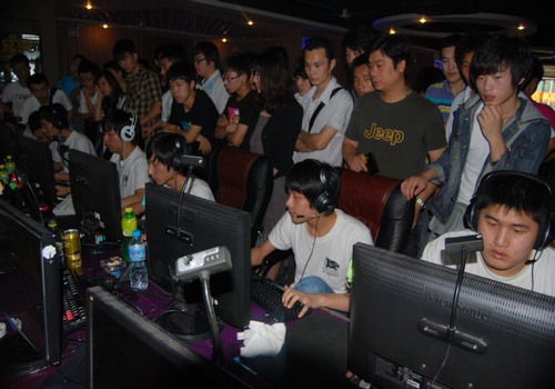 JDG不敌T1止步四强，中国战队无缘会师决赛