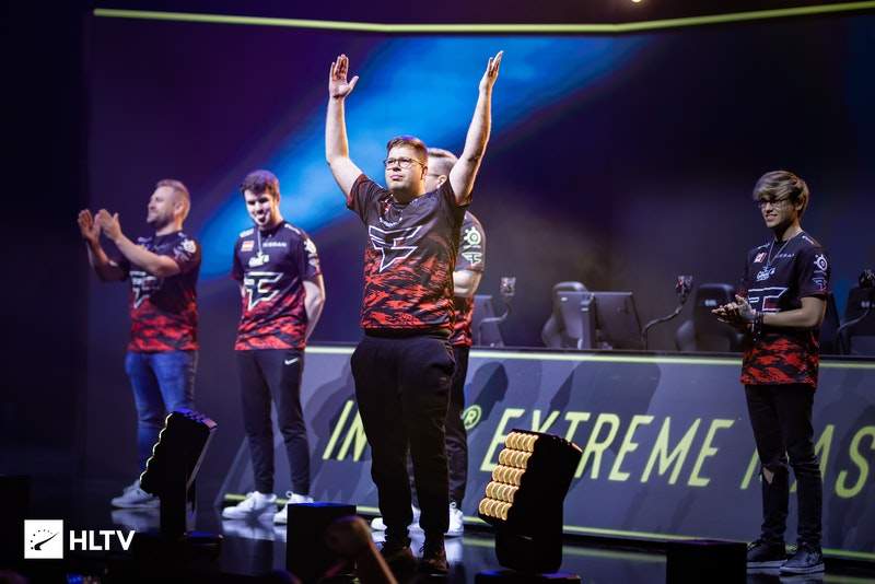 2025LPL全明星周末正赛海报：阳光沙滩，少年逐浪