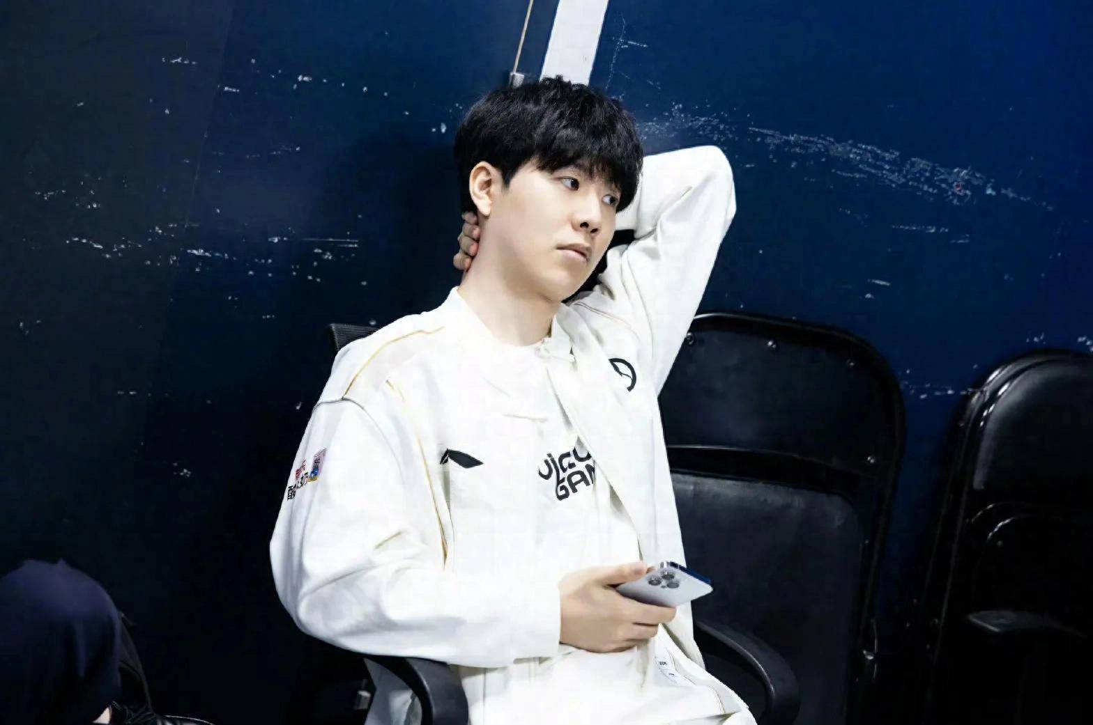 FPX祝贺Lwx2000杀：穿杨百步枪林箭，弓开秋月分明